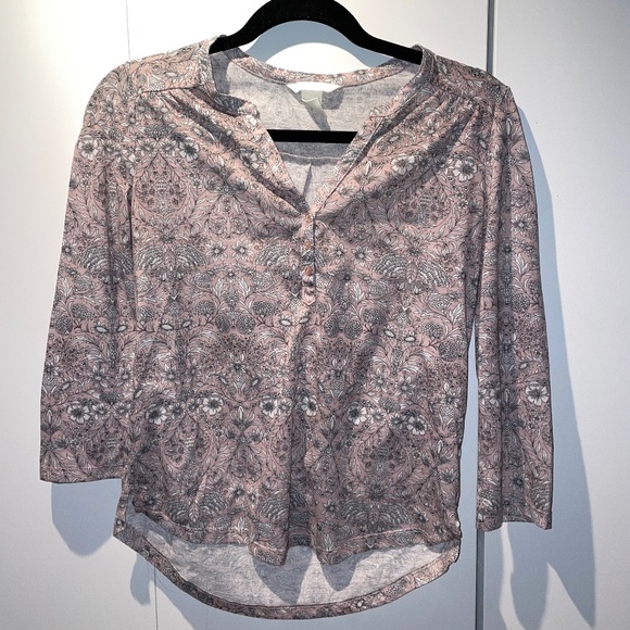 H&M pink floral blouse with v-neck line and buttons 3/4 sleeves - Picture 1 of 4
